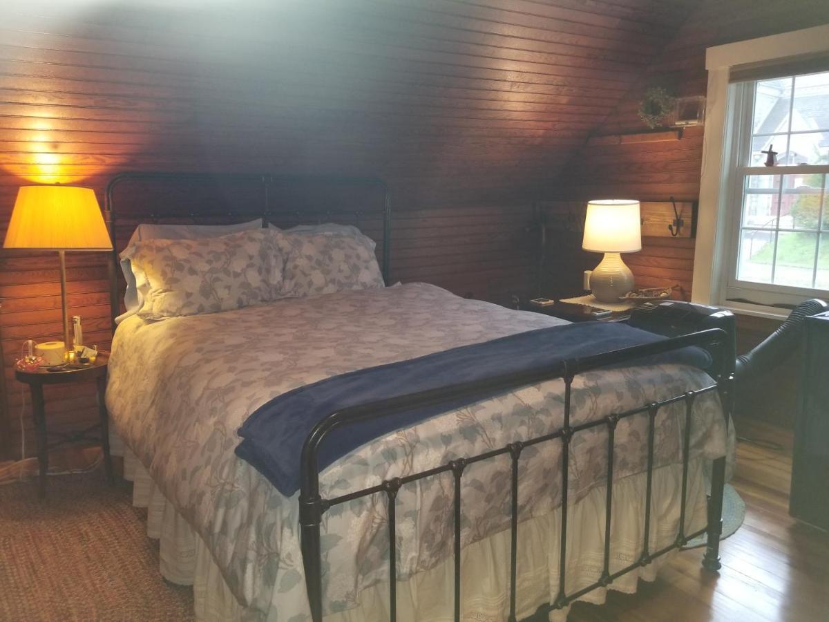Rooming House * Hallowell